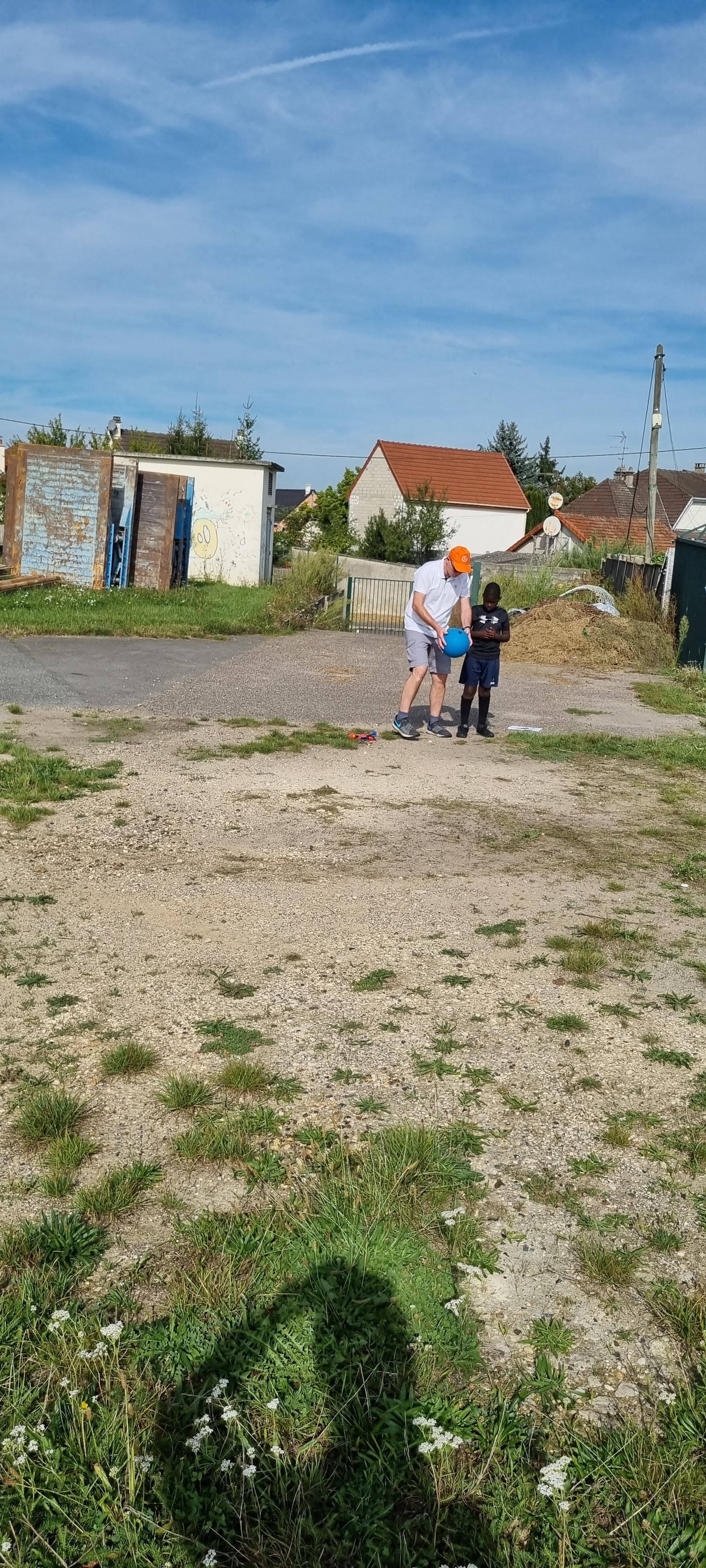 Nael à l'écoute de Fabien pour l'atelier 