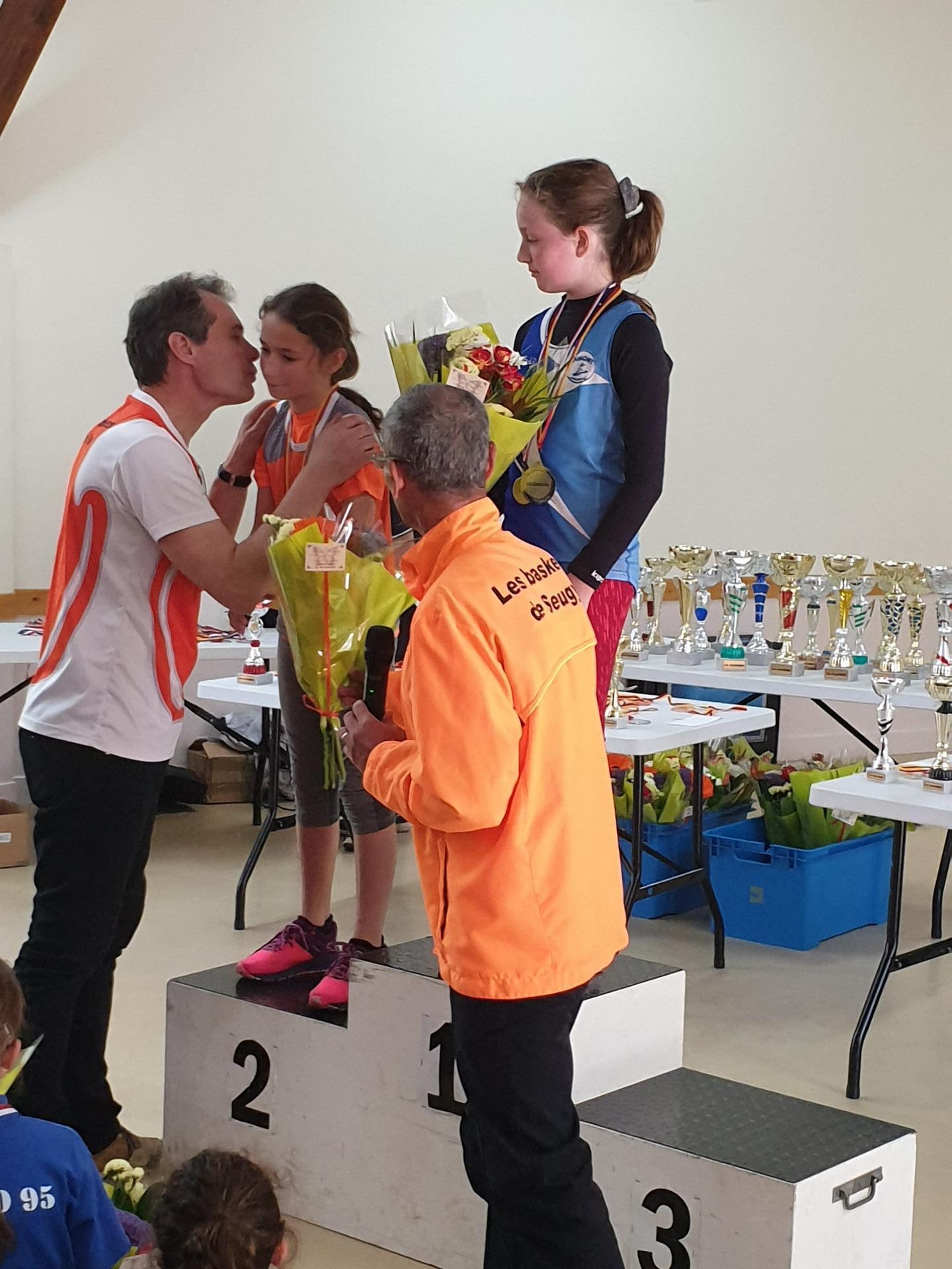 Bisous pour la 2ème marche du podium de Marie.