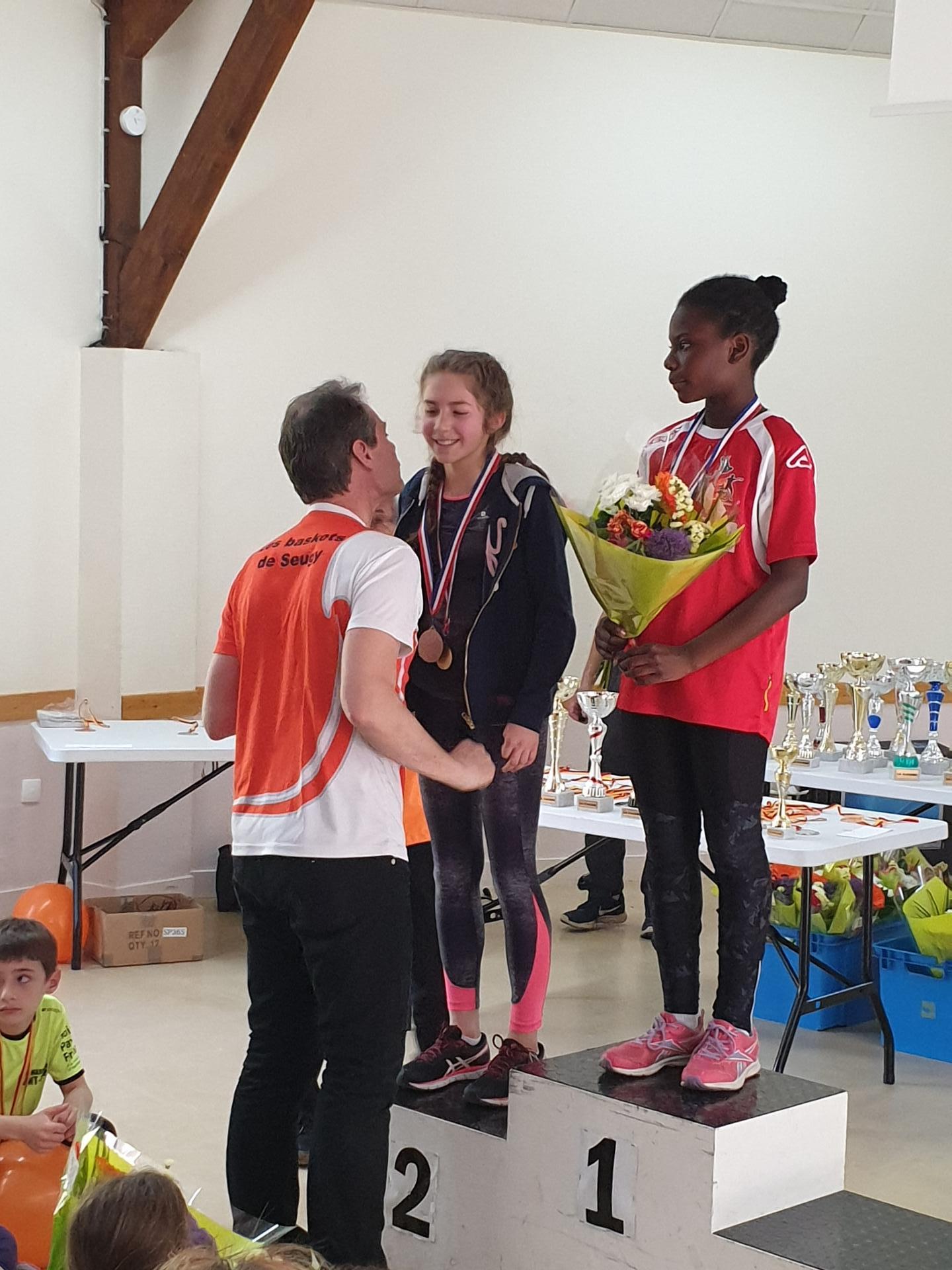 Bisous pour la 2ème marche du podium de Lucie.