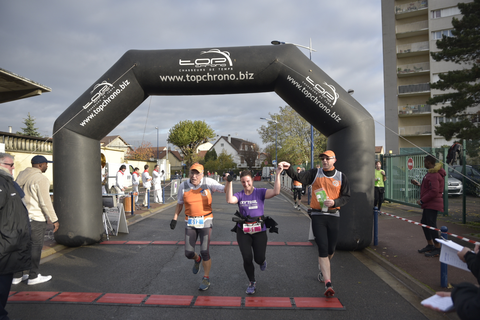 Arrivée de Pierrot avec sa consoeur de course sous les encouragements de Fafa. Bravo !