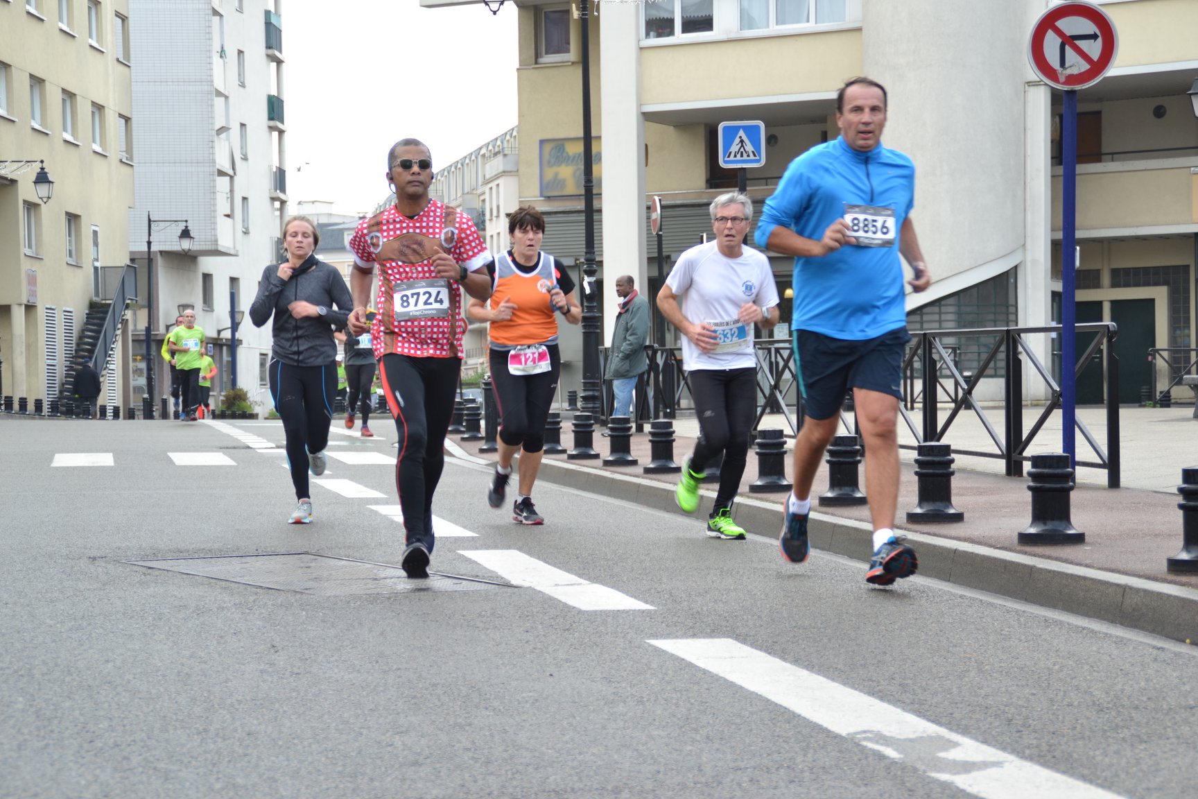 Bruno (en bleu), où est ton débardeur orange ?! Prends exemple sur Françoise !!!