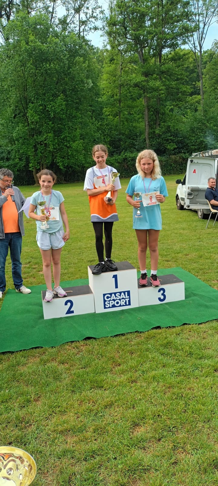 La coupe pour la 1ère marche du podium pour Alycia !...