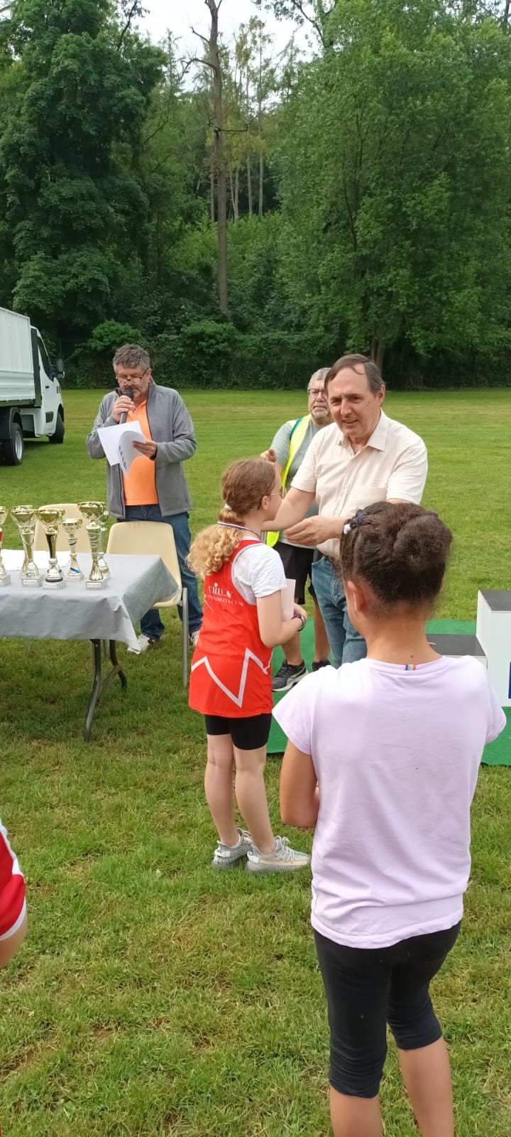 Remise de la médaille pour notre belle championne. Bravo Nélia !