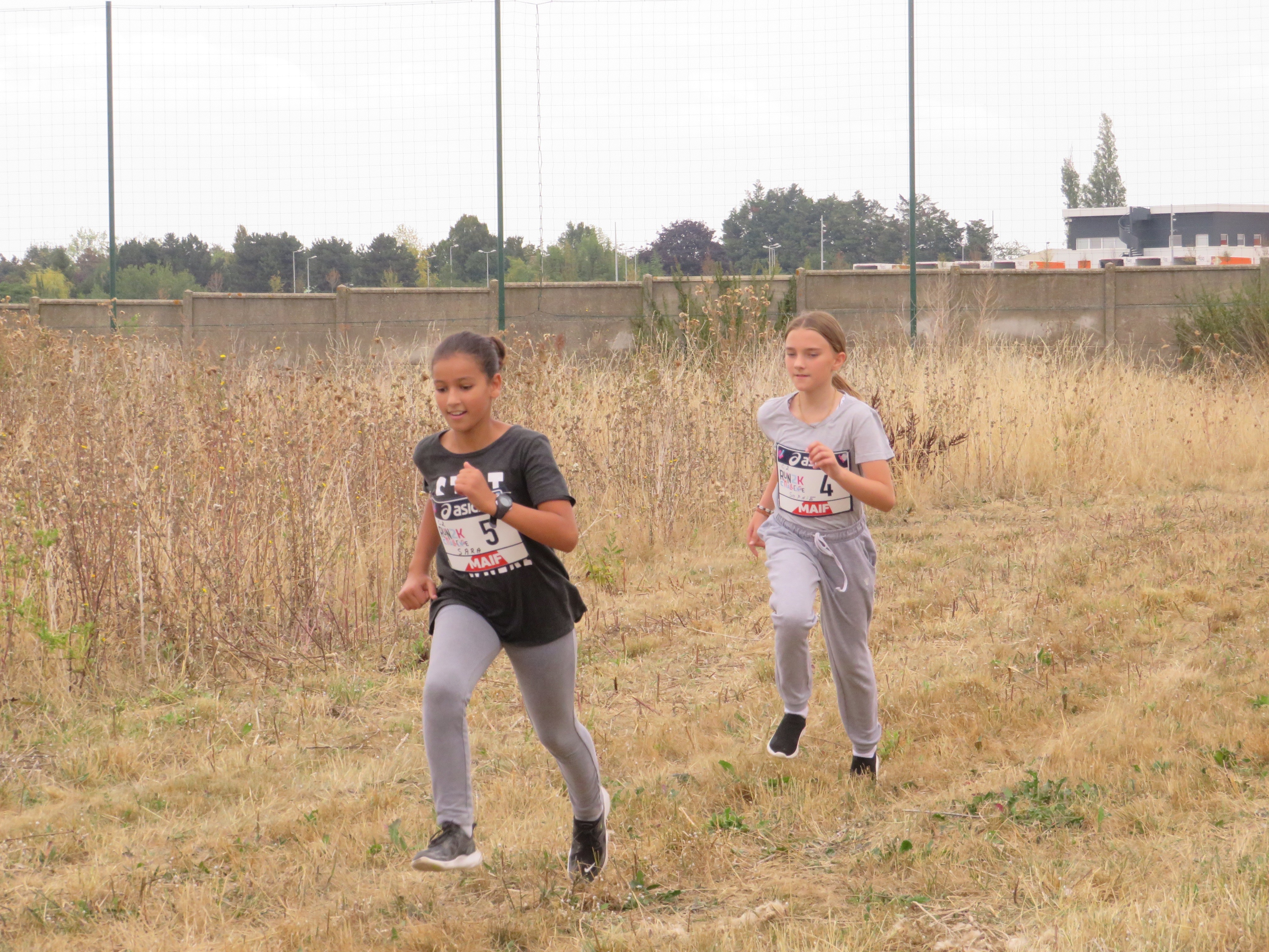 Les 2 copines, Sara et Sophie engagées sur le 2km.