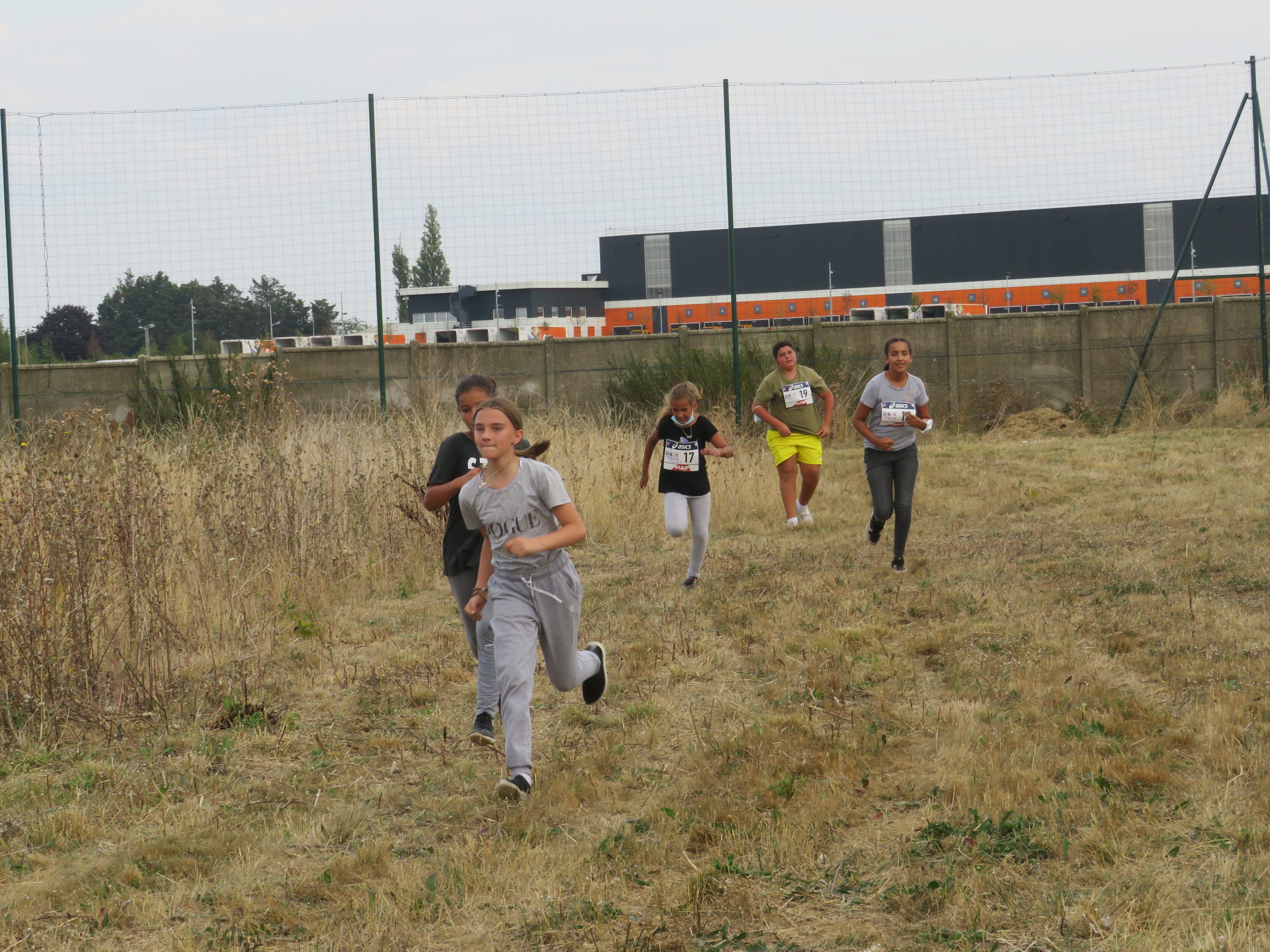 Sara et Sophie qui accompagnent Mayssa, 11 ans (2km en 12'53
