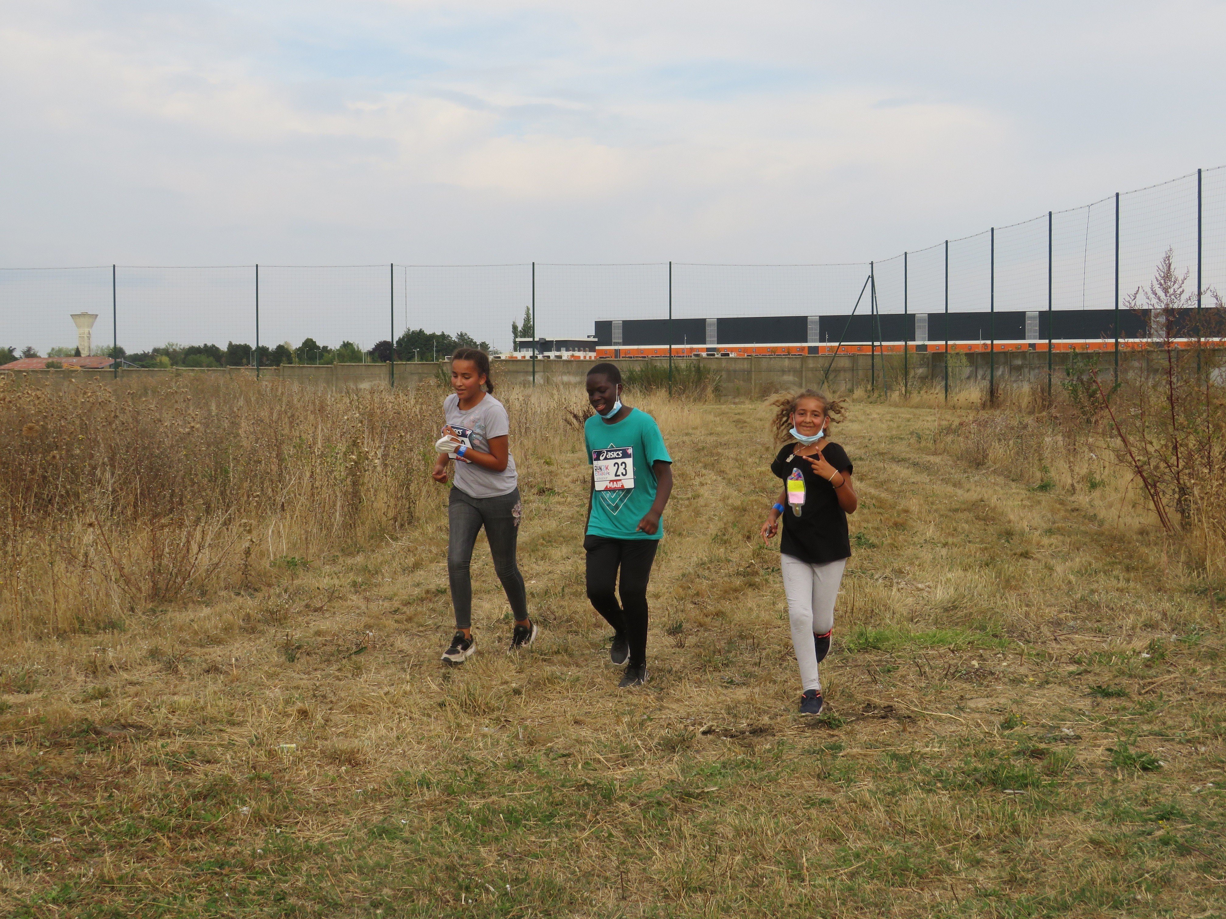 Wakery, 13 ans, sous bonne escorte a bouclé les 2km en 15'29