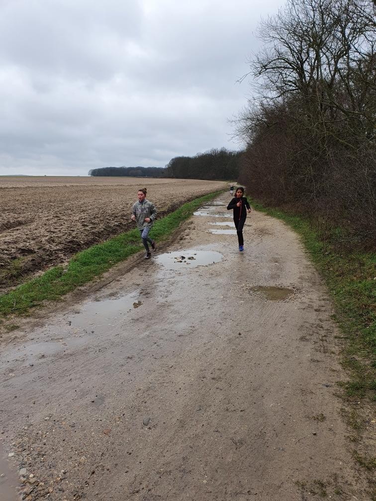 Léa et Joyce attaquent le dernier km suivies de près...