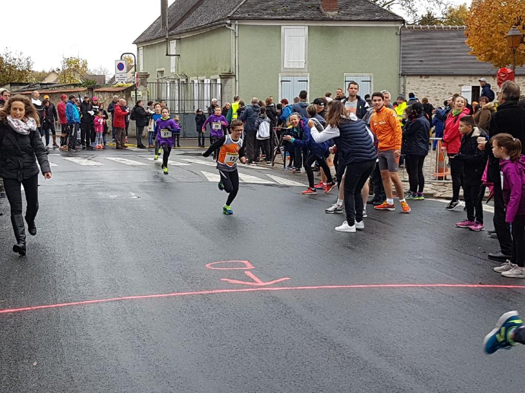 Léo qui entame la 2ème et dernière boucle du 1km.