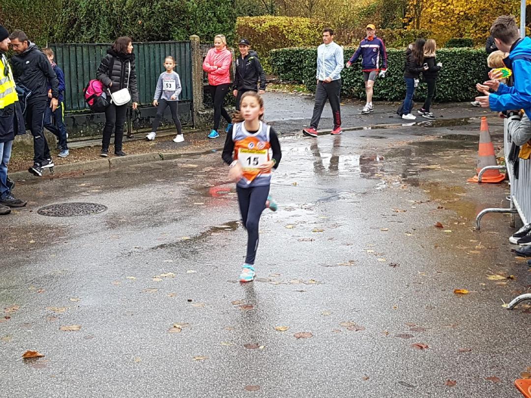 Marie qui en finit avec sa course.