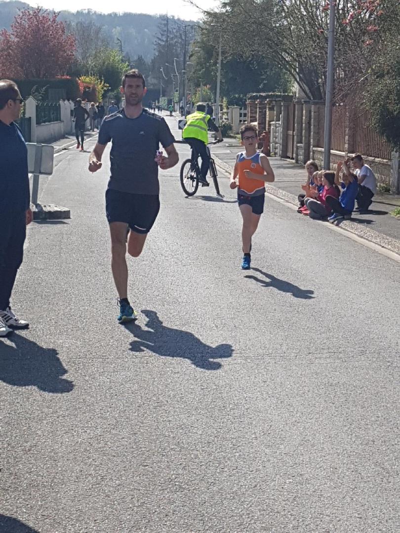 Course des Peluches. Léo et son papa Laurent en 1er relais de la famille Alvès.