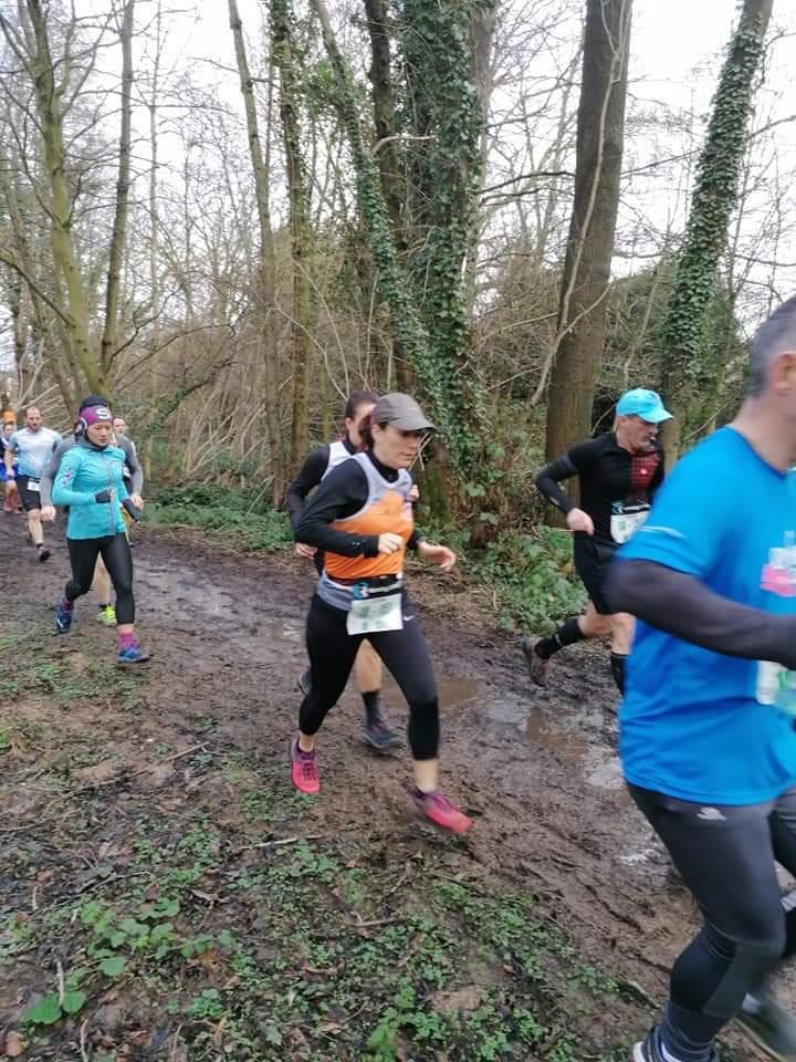 Stéphanie sur le 1er km. La boue est déjà là !...