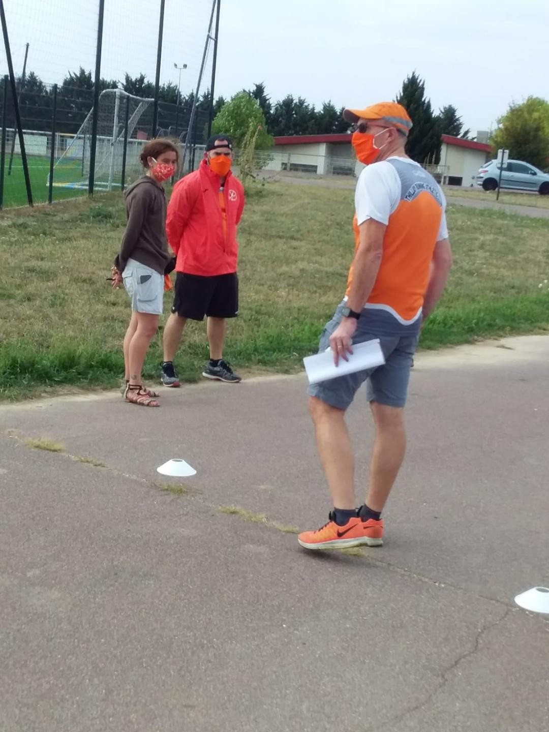 Fafa coach sur le sprint relais attend ses petits champions.
