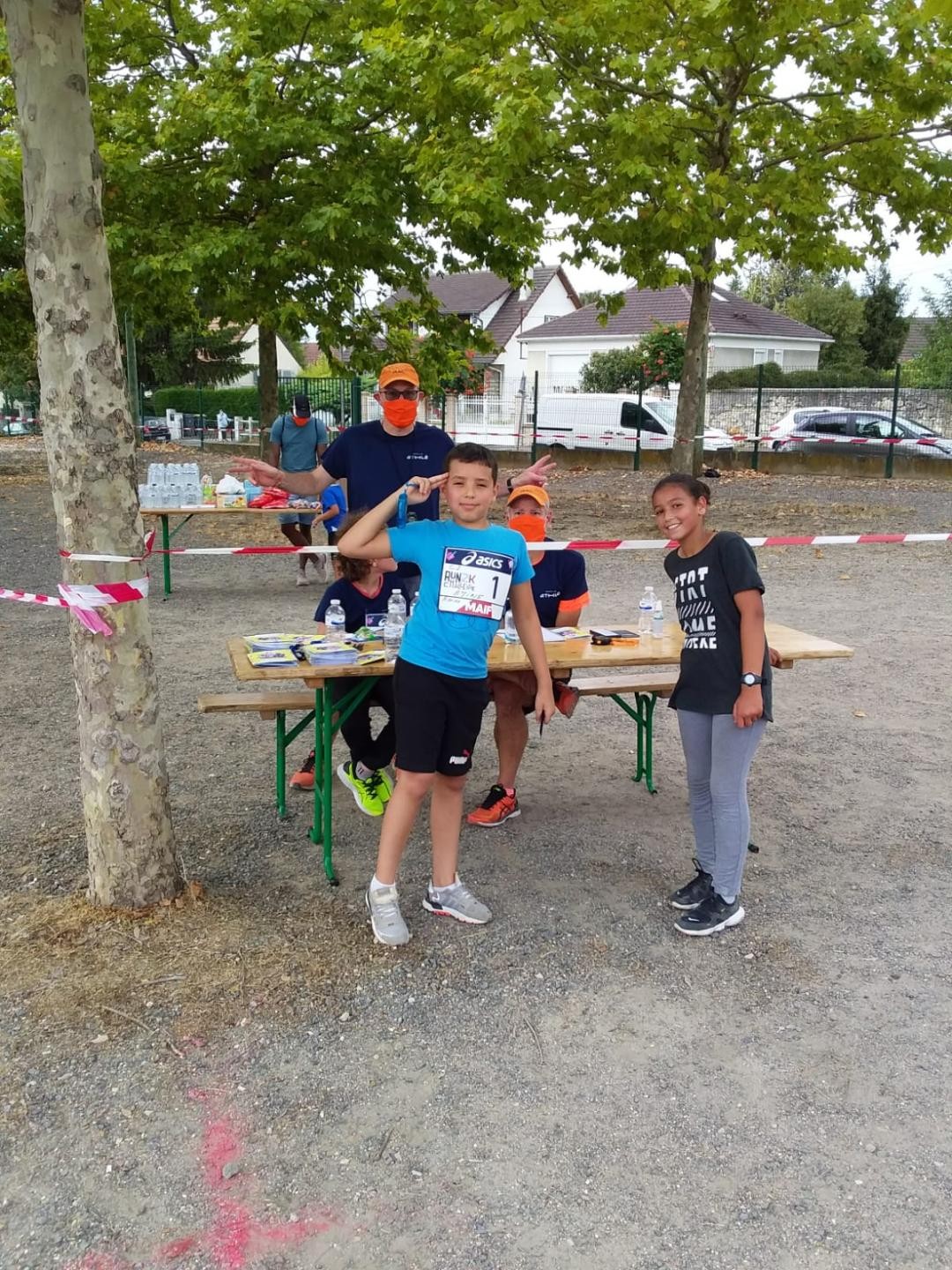 Amine et Sara devant la table de chronométrage.